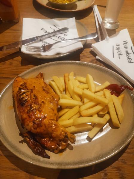 nandos(trade centre)-點了1/4只烤雞套餐和漢堡套餐,雞肉酸辣.