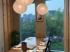 靠窗位-日进一片海.生腌海鲜火锅.宵夜烧烤(三里屯总店)