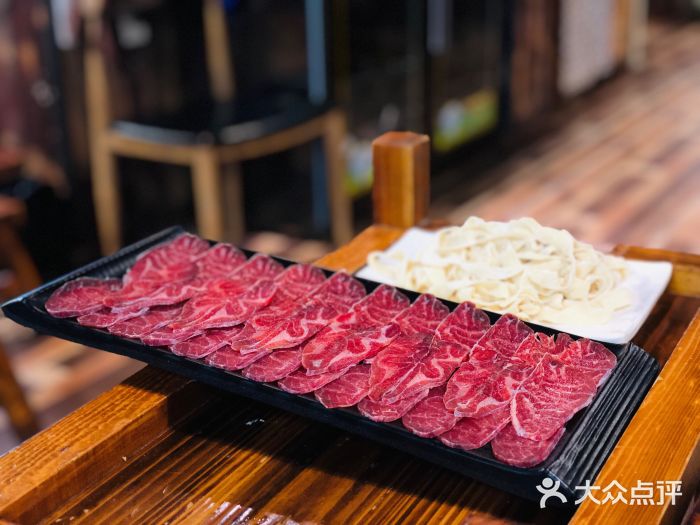 陆记牛庄·碳锅龙虾烧烤(爱上花园店)图片