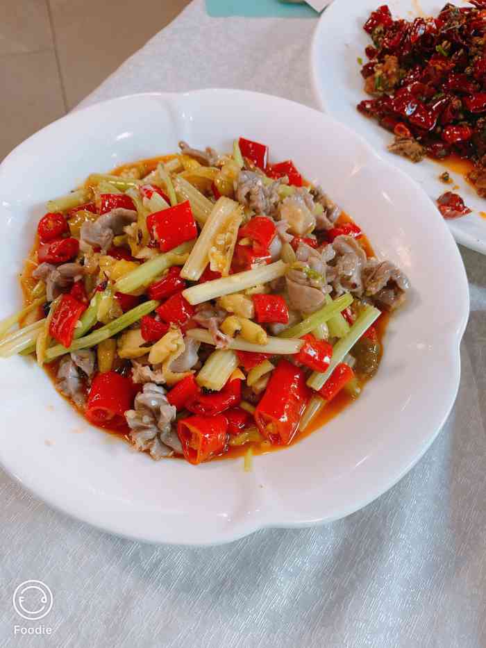 红城川菜·二十年老字号-"西华路上开了很多年的川菜,晚餐时段绝对是.