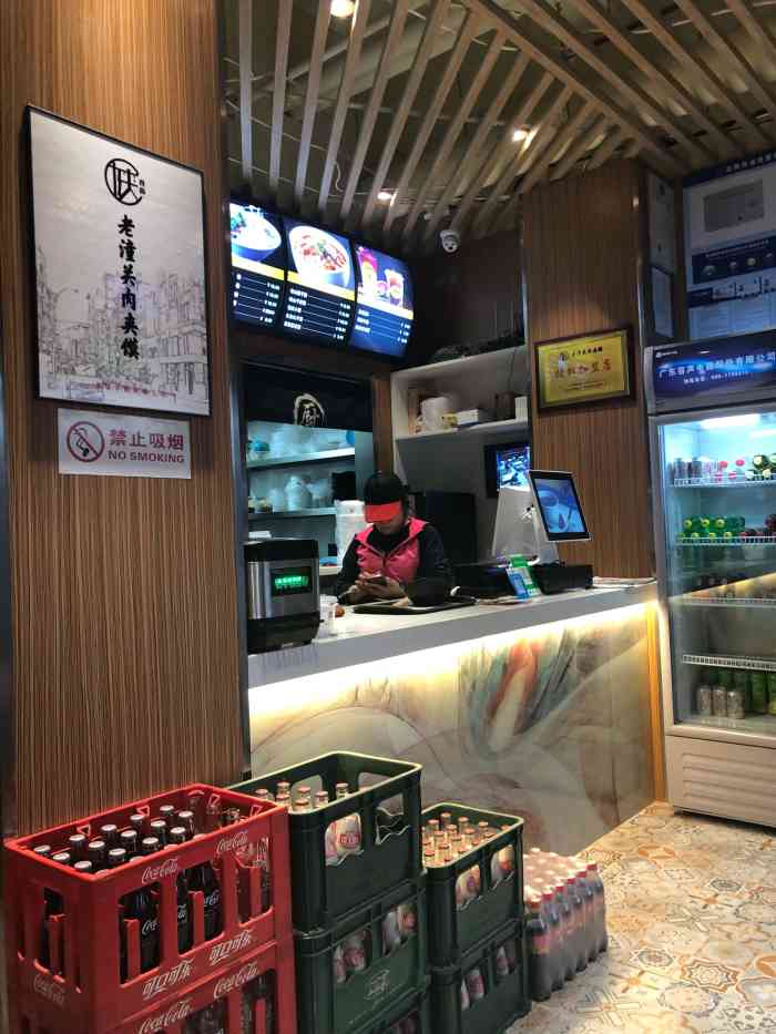陕食尚老潼关肉夹馍店-"本次体验应该是踩坑了……店面环境:狭小.