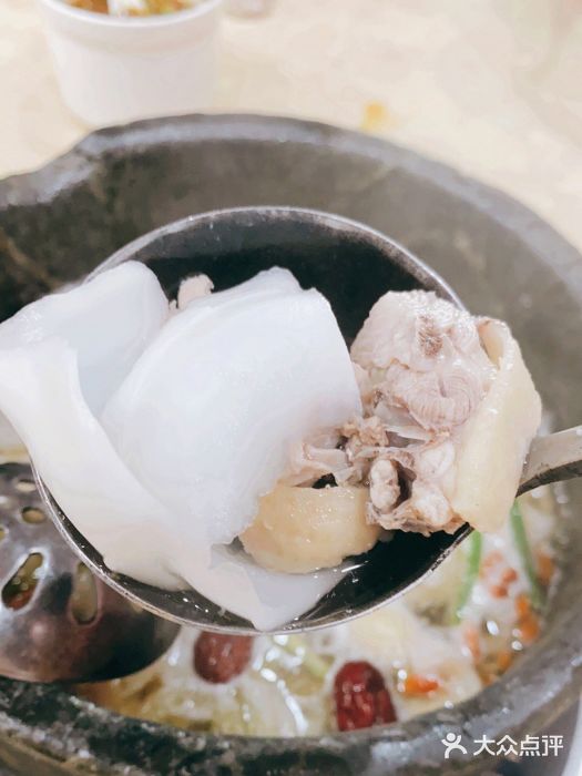 墨脱石锅椰子鸡•糟粕醋•东山羊(大东海店)墨脱石锅椰子鸡图片