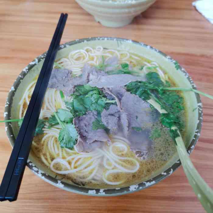 红烧牛肉面 滋补烩面(佘山湾店)-"基本上吃饭都在佘山湾这一片,这家算