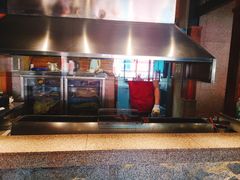 烧烤师傅在工作-三千里韩式炭火烤肉(南八马路店)