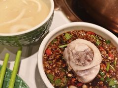 喝汤吃鸡肉-润园四季椰子鸡火锅(卓越INTOWN店)