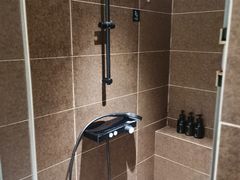 -西安大雁塔科技大学地铁站亚朵酒店