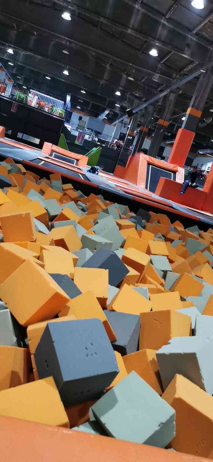 hi boom嗨蹦蹦床工厂·蹦床公园-"[爱心]:位置很好找,停车位很多!