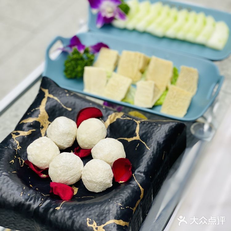 环境：店内环境以白色调为主