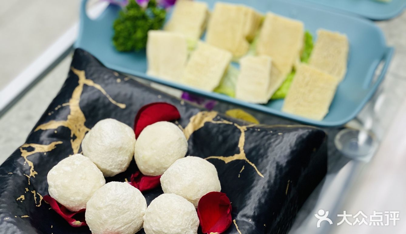 环境：店内环境以白色调为主