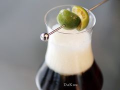 她将感应器探入深海-村口大树(长乐路店)