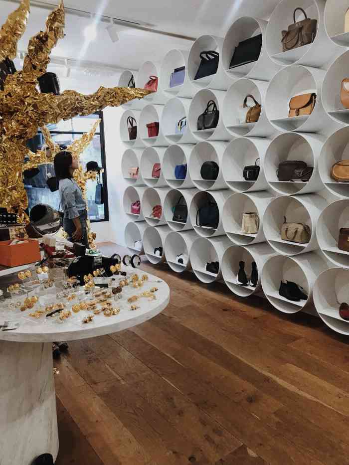 在代官山很好逛的一家不大的中古店位置很好找店里的陈列很高级二手