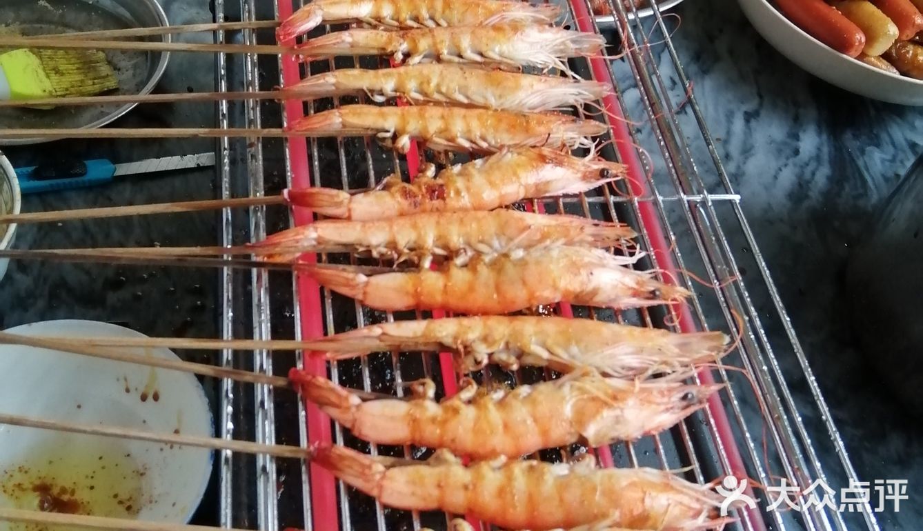 沥干水，上炉烧！准备调料是蜜糖，烧烤汁，孜然粉，油