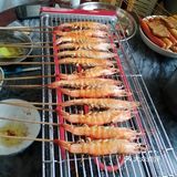 沥干水，上炉烧！准备调料是蜜糖，烧烤汁，孜然粉，油