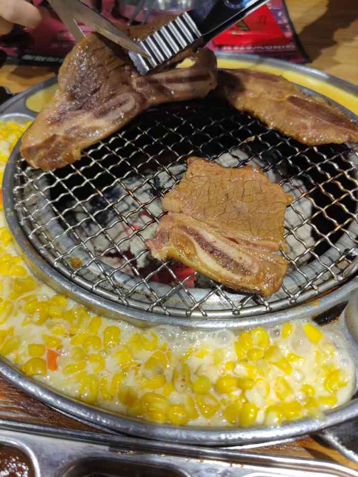 青瓦炭韩潮烤肉(花园道店)-"没有油烟～ 服务小哥狠有爱～ 排了好久了