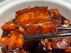 特色红烧肉拌饭-鑫小城故事·藕汤·家常菜(台北一路总店)