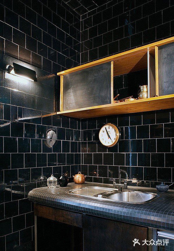 这所公寓自信沉着，性感神秘是这个家的特点，在整个暗色