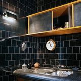 这所公寓自信沉着，性感神秘是这个家的特点，在整个暗色