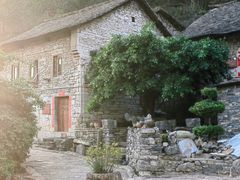 -高荡千年布依古寨旅游景区