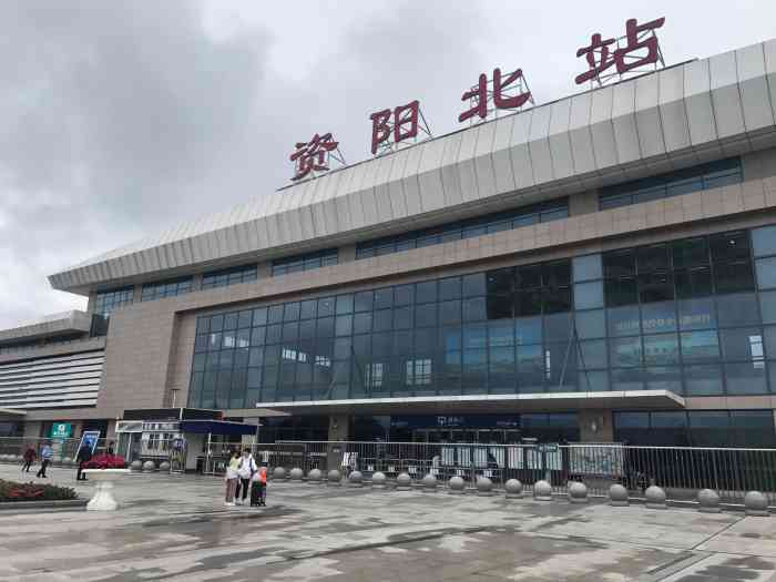 资阳北站也是跟其他地方的高铁站差不多的大小,只有两层,一楼就是