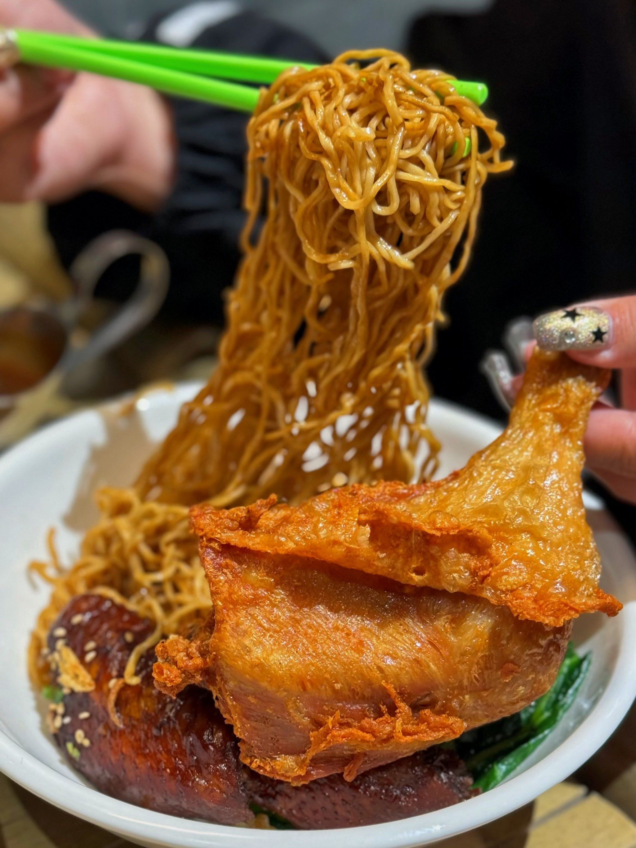 自己加了个大鸡腿🍗
竹升面真的好劲道鸡翅也很入味
还很贴心