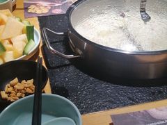 -洪氏嗨捞·广东猪肚鸡·椰子鸡火锅(西咸万象城店)