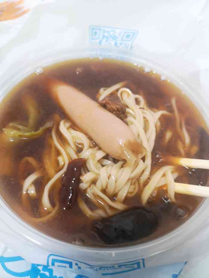 他家就在大柳树市场,人挺多的,非常热闹,很多人过来吃板面.