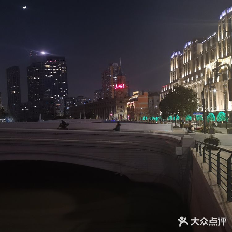 这是苏州河沿岸，新装修了一个步道，可以走走拍拍