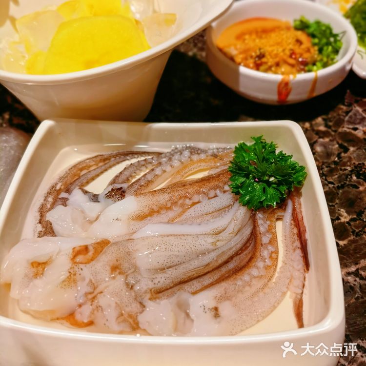 今天的海底捞真的超级划算，还送了两盒月饼[胜利]