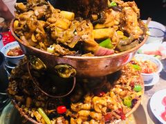 -沪小二炭火蛙锅(淮海中路美食不夜城店)