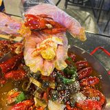 姐妹们集合！快来吃帅哥剥的龙虾！