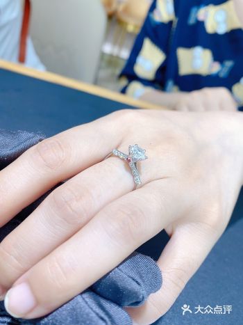 钻戒的计划是婚礼最重要的部分 他的小工资也在2W