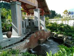 -腾冲洞山温泉村
