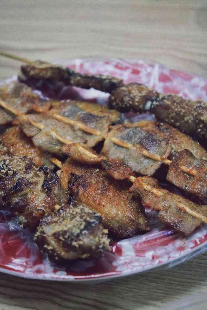 红姨烧烤-"之前在隆壹车房门口,现在搬了去马路对面,.