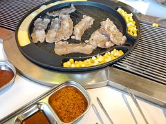 -山野的朋友露营炭火烤肉