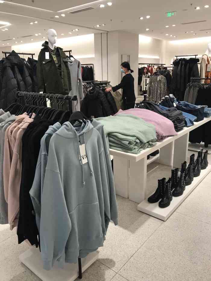 zara(朝阳大悦城店)-"人超级多,试衣间拍了长队,就拿了自己的号.