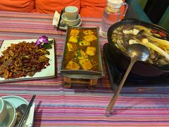 -香巴拉云南餐厅(华莱坞店)