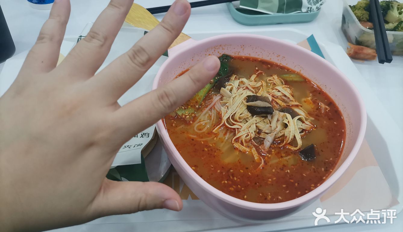 我们点了一份套餐，里面的酸梅汤是真的太好喝了