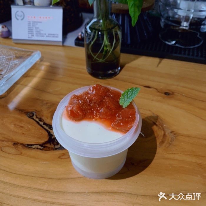 冬日咖啡香草冰淇淋图片
