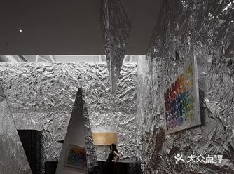 本案的项目条件是需要展示两个产品，画与厨柜产品