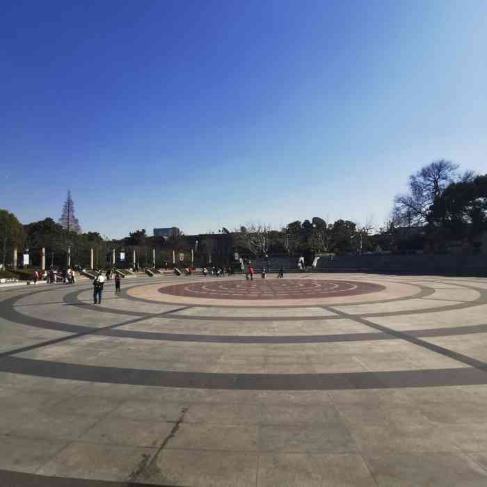 博乐广场-"在老街溜达的时候看到的.一个挺大的广场,.