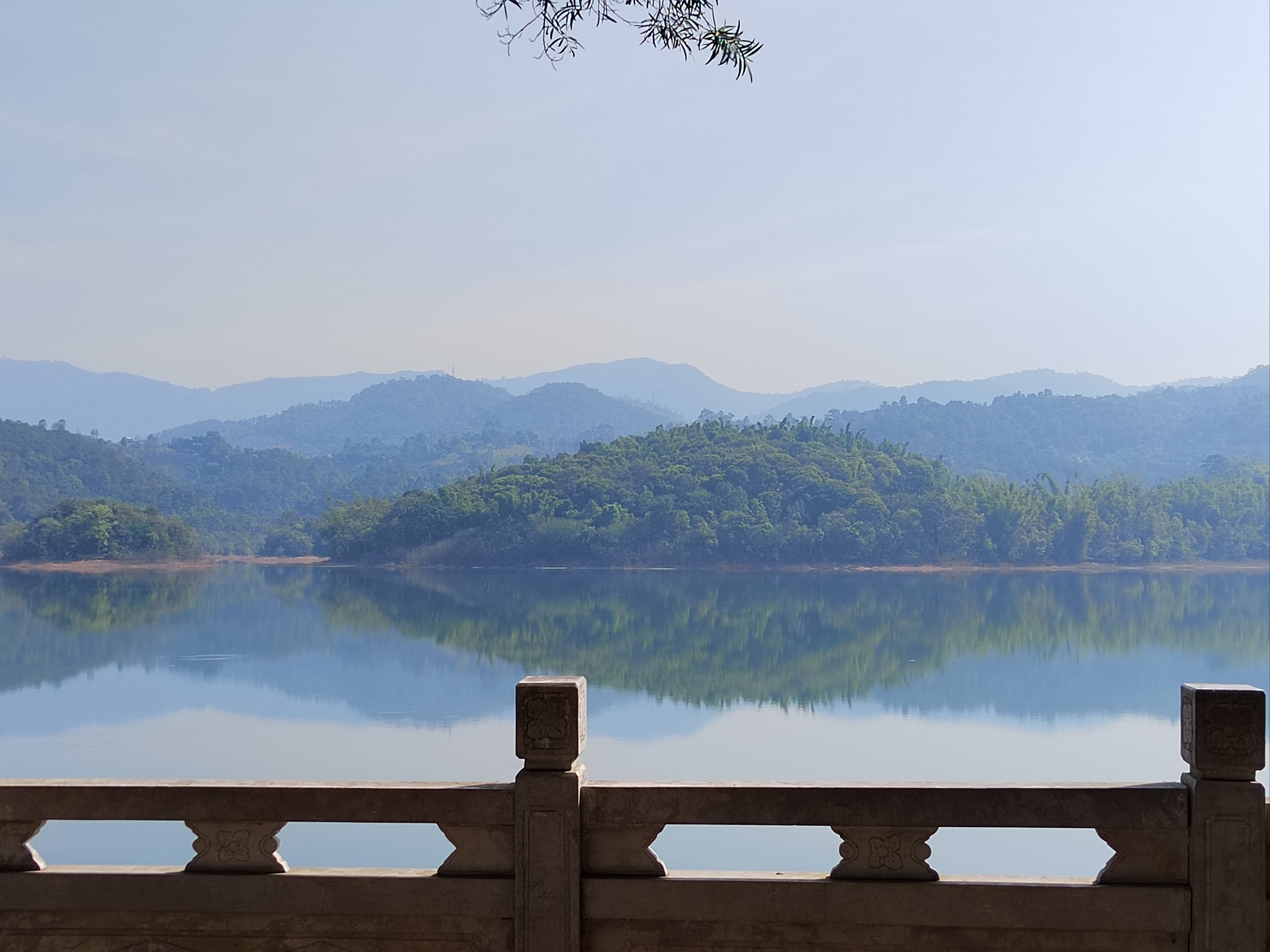 高州湖光山色图片