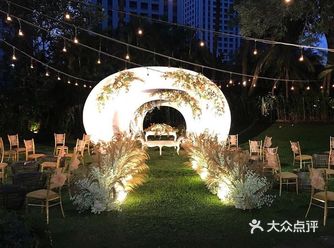 爱恋如微风中的繁华，颤颤悠悠、此起彼落，长夜不再慢慢