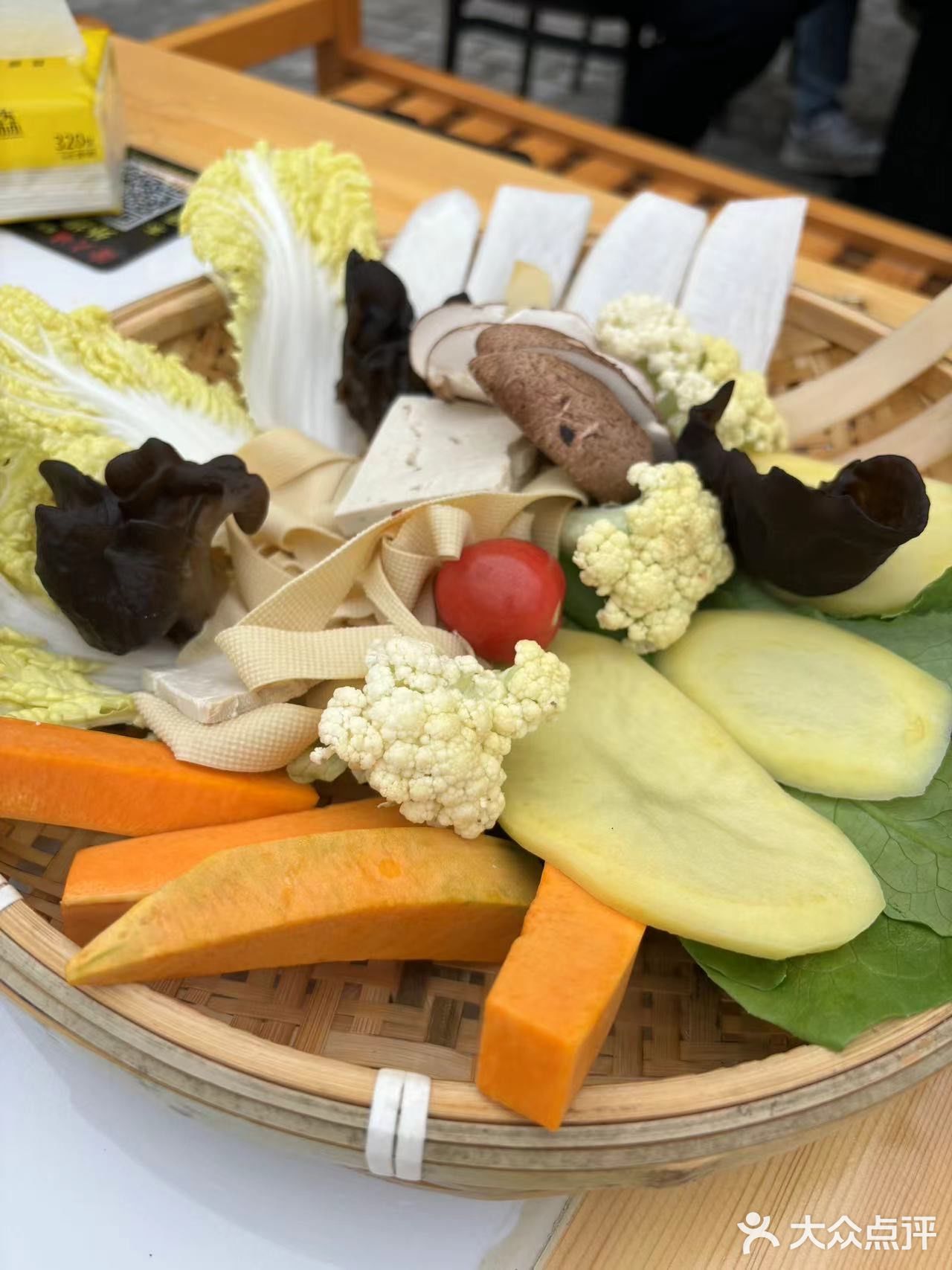 老板是正宗四川人，锅底的口味非常地道，红汤颜色鲜亮