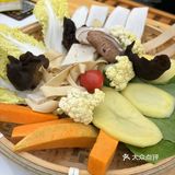 老板是正宗四川人，锅底的口味非常地道，红汤颜色鲜亮