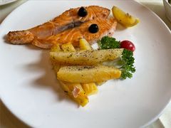 扒三文鱼排配香煎土豆角-老井俄式餐厅