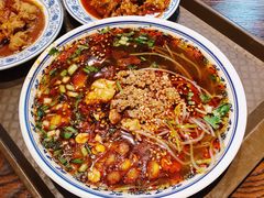 -爆炸头阿姨小四川正宗川味小吃(无任何分店)