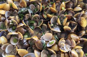 Steamed Yellow Sand Clams with Garlic and Salt Water