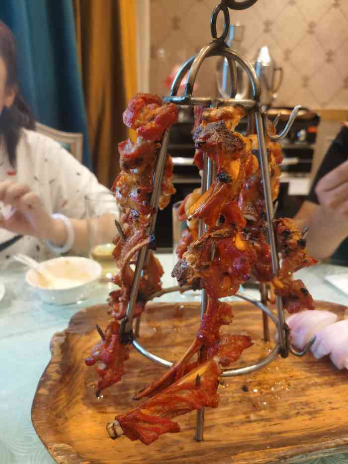 亮仔烧烤(友谊路店)-"这间店是出租车司机师傅推荐的,饭点儿去的.