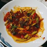 门口的服务员小妹妹眼睛好尖,车进来就客气上了