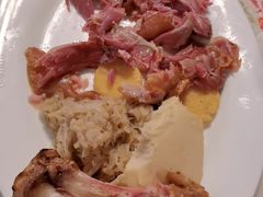 脆烤猪膝配德式酸菜、面包丸-巴伐利亚啤酒坊(意式风情街店)